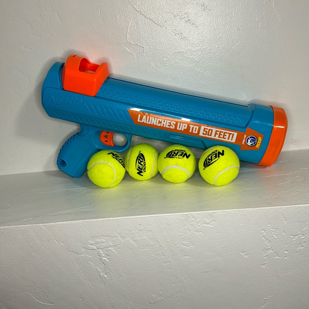 Nerf dog tennis ball blaster with 4 balls